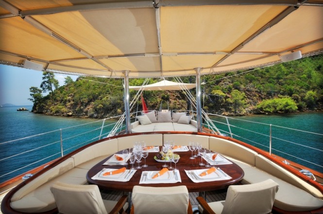 Sailing yacht REGINA - On Deck Dining Sailing yacht REGINA - On Deck Dining